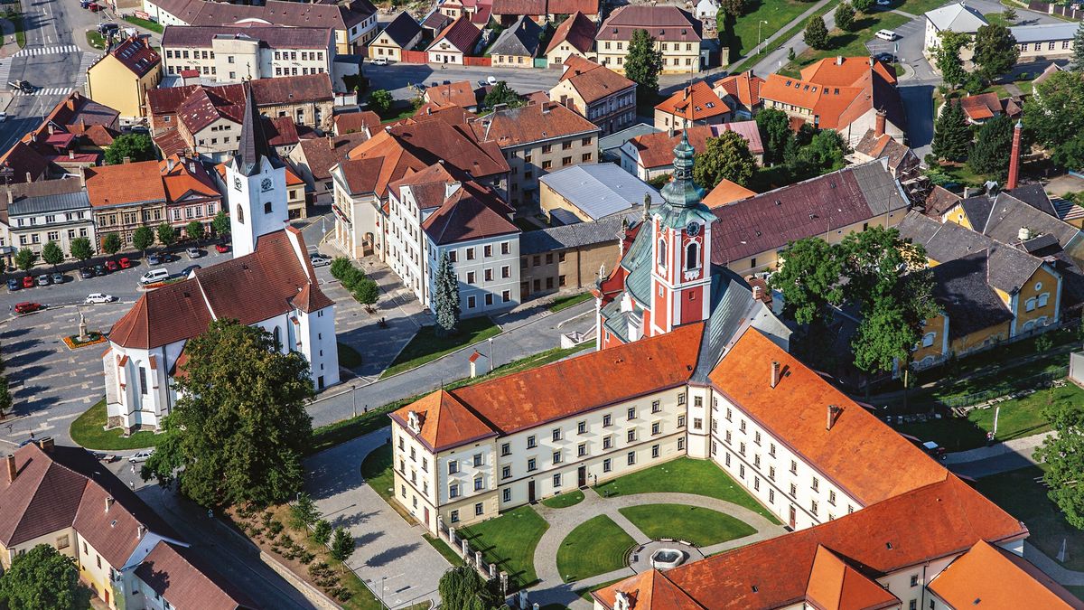 Reportáž z nejproočkovanější obce Česka. O třetí dávce tu nechtějí slyšet